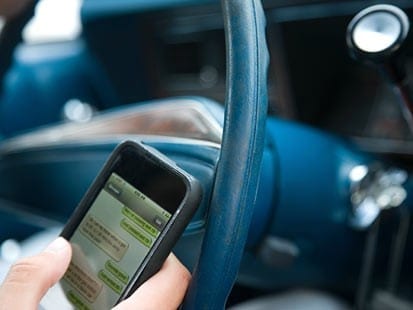 conducción distraída con el teléfono
